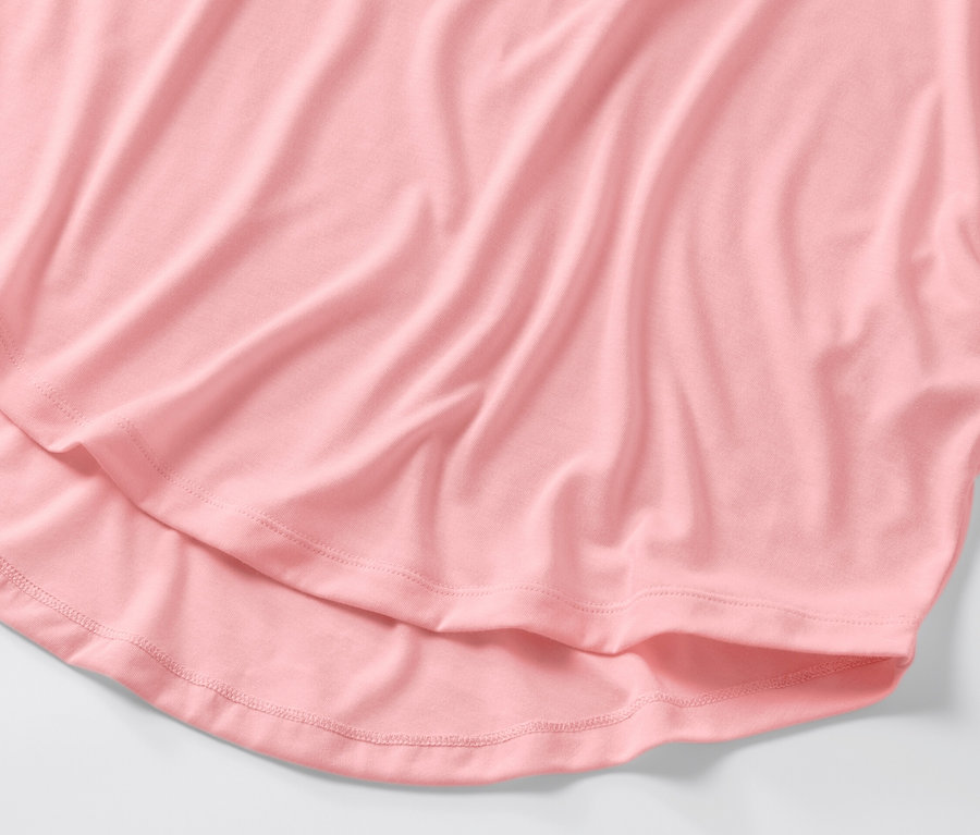 Detail světle růžového dlouhého trička.