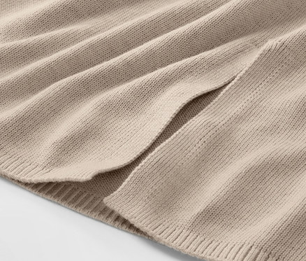 Detail pletené sukně.