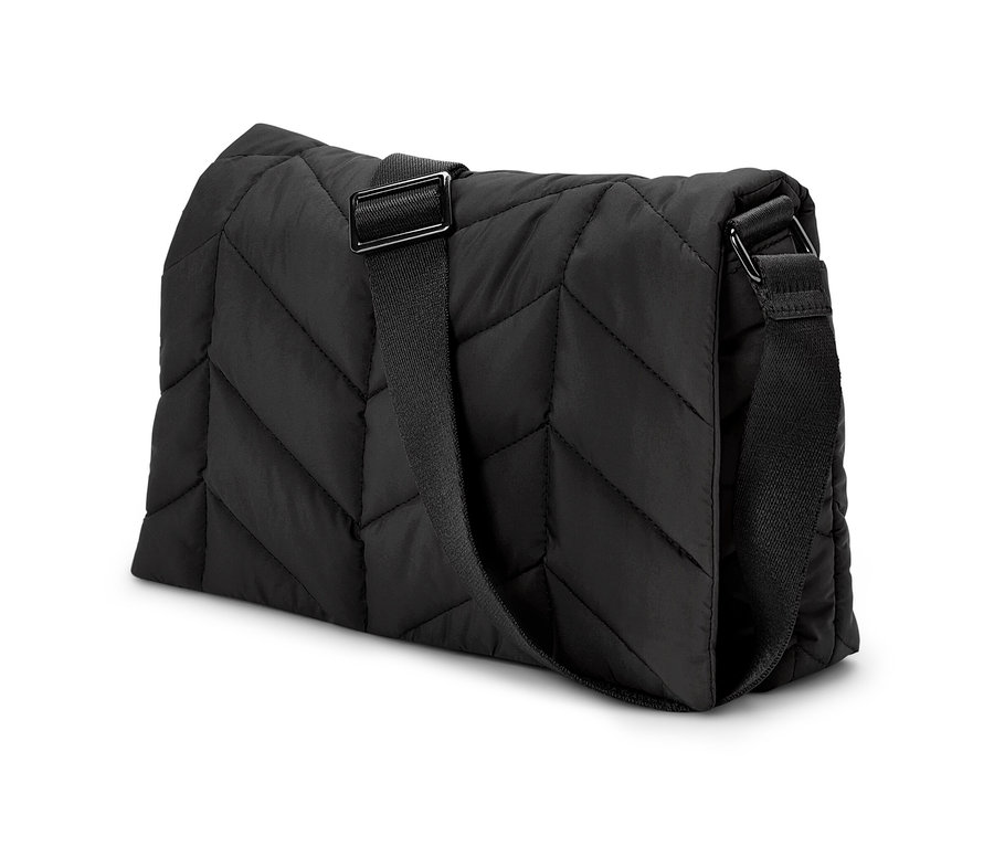 Detailní pohled na prošívanou tašku přes rameno černé barvy.