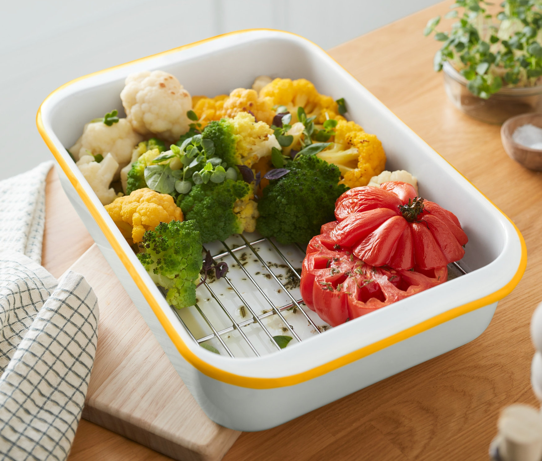 Zelenina v smaltované zapékací formě s mřížkou.