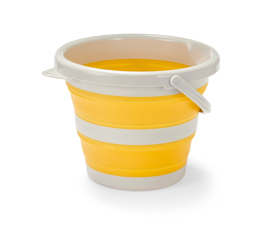 Žlutý skládací úklidový kbelík.