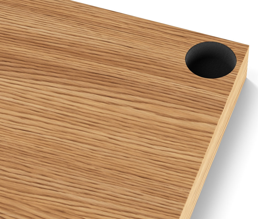 Detail dřevěné desky úzké kovové komody »CN3« s černým otvorem v rohu.