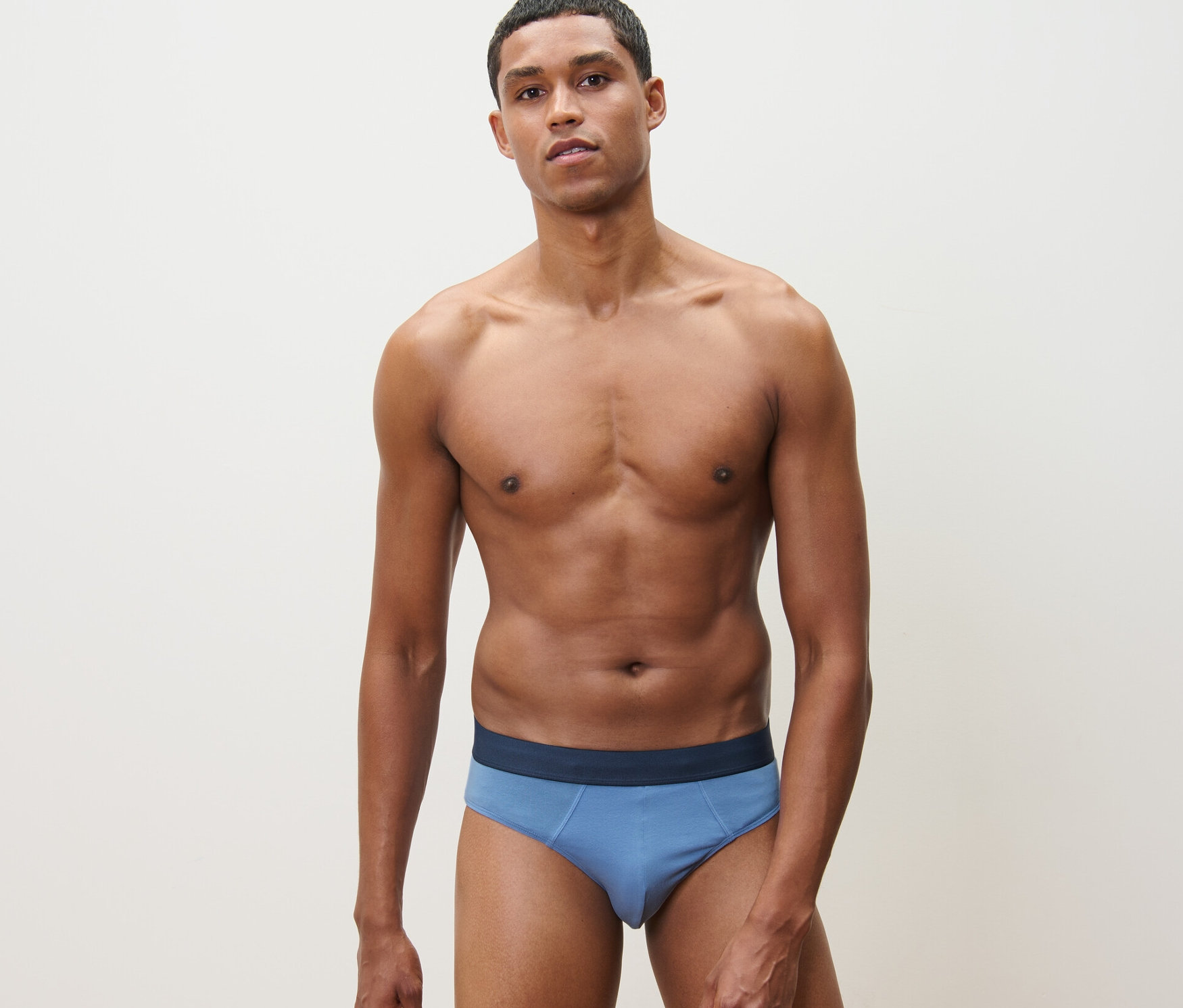 Muž pózuje ve slipech kašmírového vzoru.