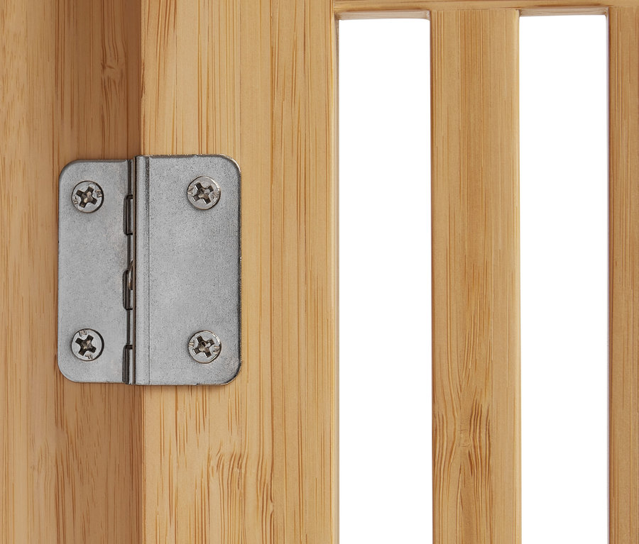 Detail úložného regálu ve skandinávském stylu s pantem.