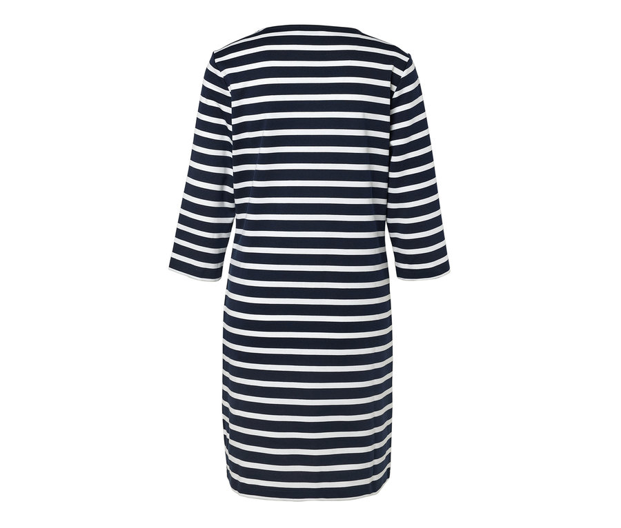 Pohled zezadu na teplákové šaty s proužky s tříčtvrtečními rukávy.