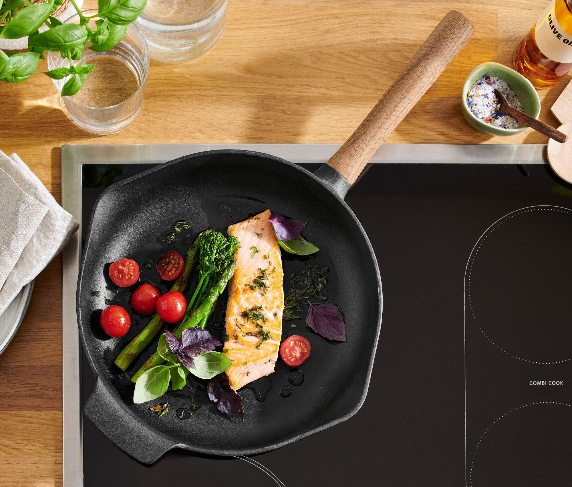 Losos, cherry rajčata a brokolice v litinové pánvi.