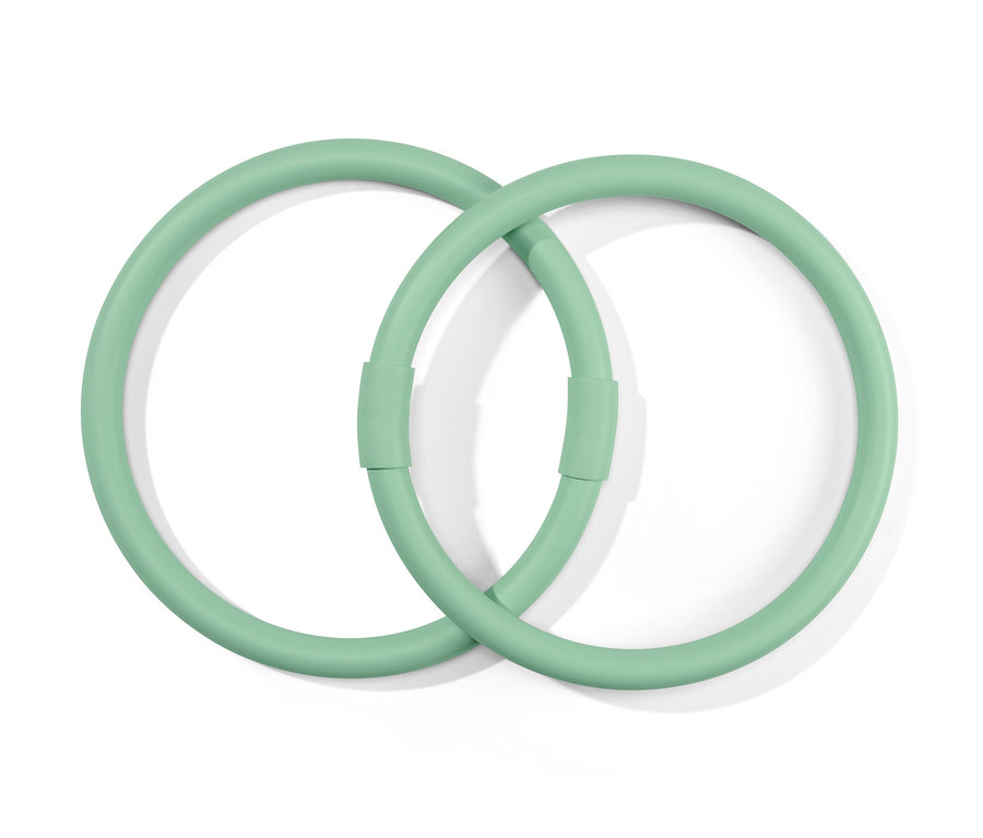 Dvě zelené obruče na cvičení rukou, 2 ks, leží propletené na bílém pozadí.