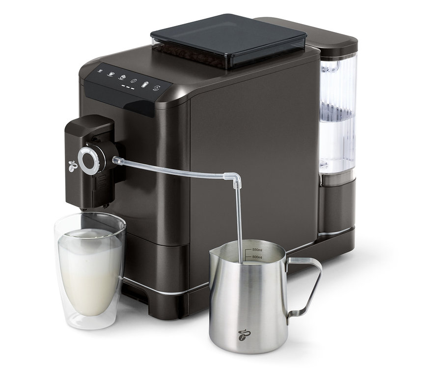 Kávovar »Esperto 2 Milk« Granite Black plní mléko do sklenice.