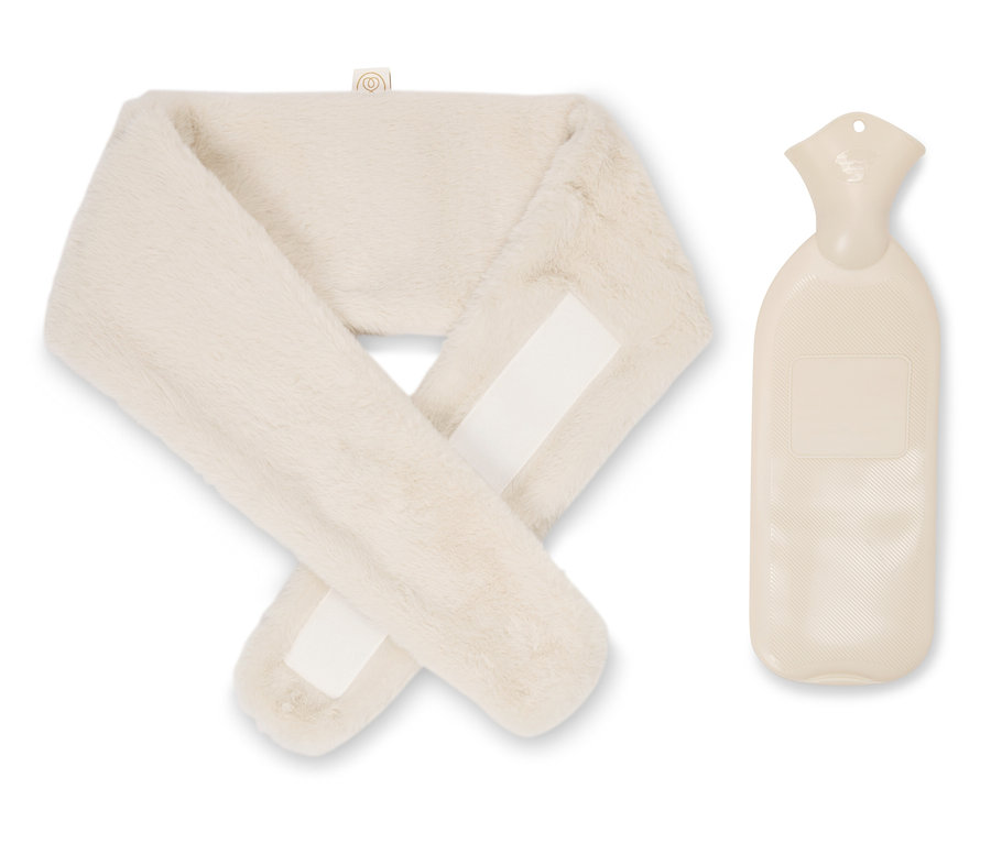 Béžový chlupatý šál a láhev s horkou vodou leží vedle sebe na bílém pozadí.