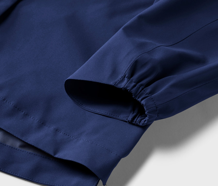 Detail funkční outdoorové bundy.