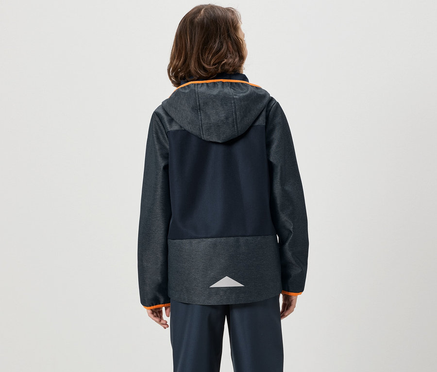 Chlapec zády k fotoaparátu má na sobě softshellovou bundu.