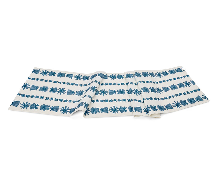 Bílý běhoun s modrým vzorem květin a geometrických tvarů.