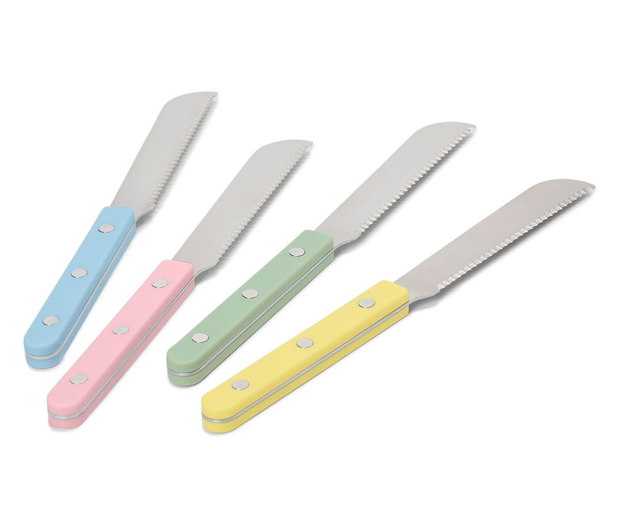Čtyři nože na máslo s pastelovými rukojeťmi uspořádané na bílém pozadí.
