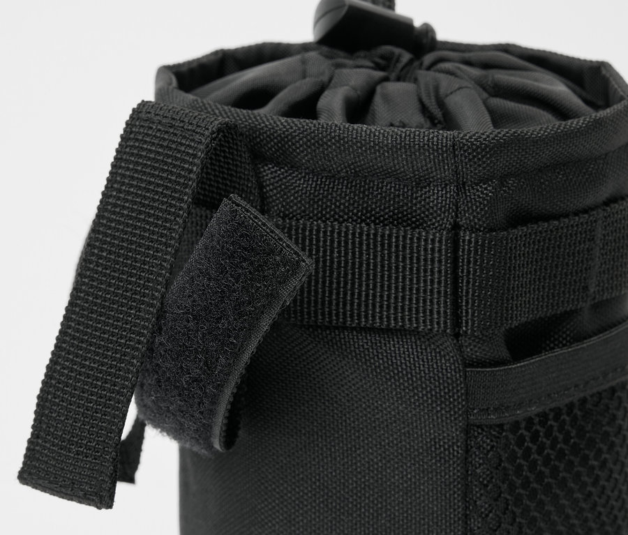 Detail černého vaku na kolo Svačinová taška na jízdní kolo se stahovací šňůrkou a popruhy na suchý zip.