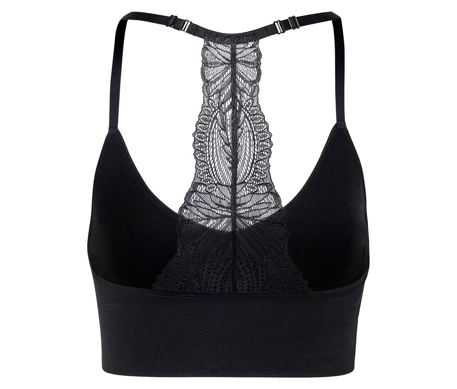 Detailní pohled zezadu na černou sportovní podprsenku s krajkovými zády ve stylu racerback.