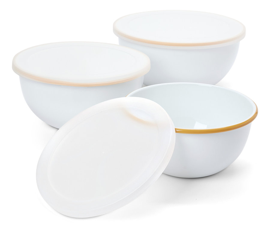 Tři bílé mísy s víčky na bílém pozadí.