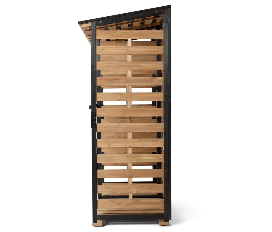 Boční pohled na dřevěný přístřešek na dřevo s černým rámem.