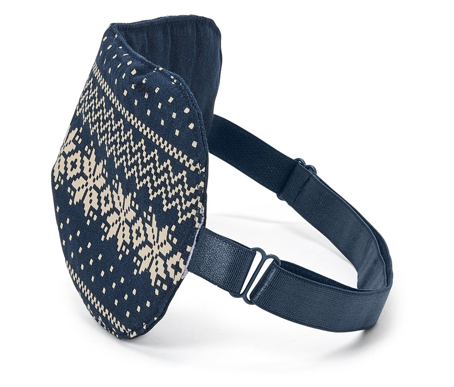 Modrá maska na spaní s geometrickým vzorem.