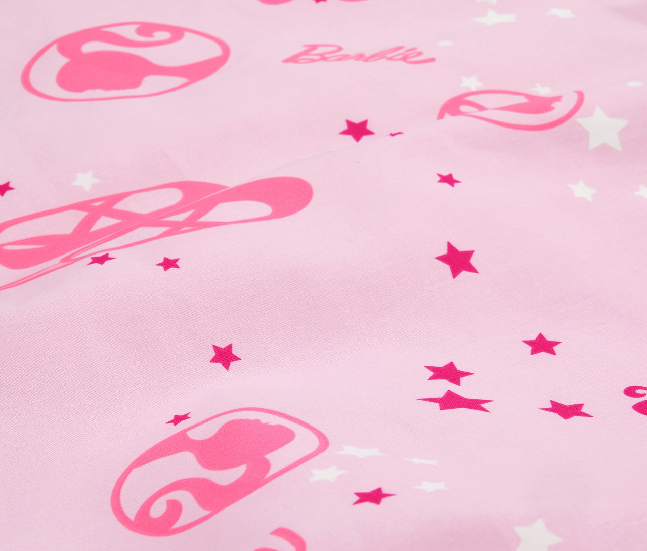 Růžová látka s baletními motivy, logem Barbie a hvězdami.