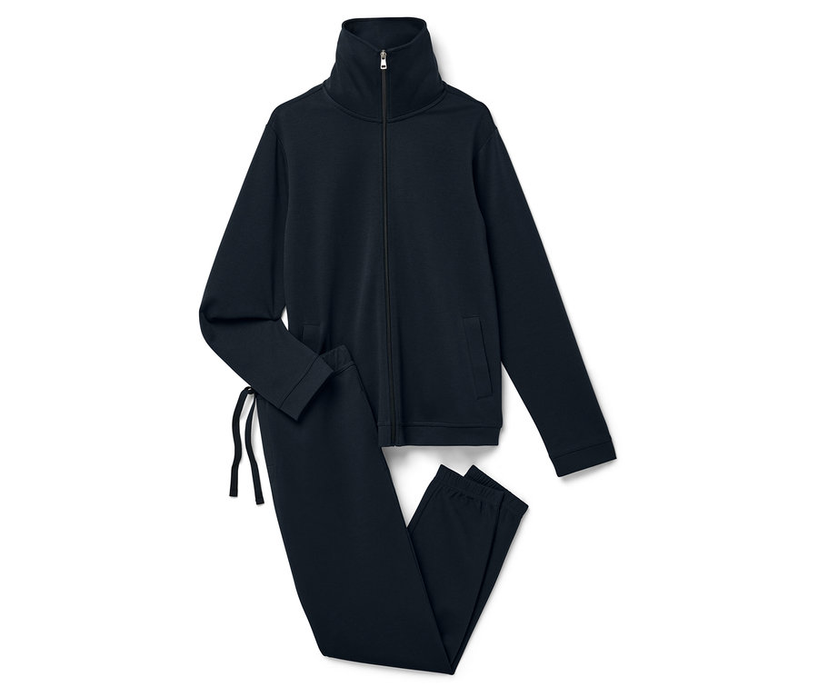 Sada teplákové bundy na zip a kalhot v tmavě modré barvě leží na bílém pozadí.