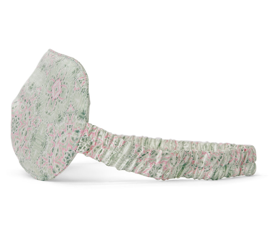 Detail masky na spaní se vzorem.