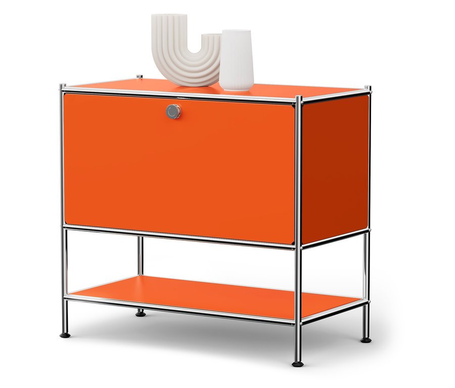 Oranžová skříňka se stříbrným rámem a dvěma bílými vázami nahoře.