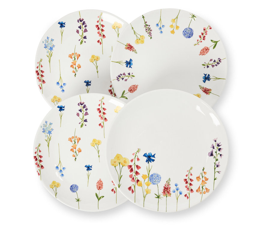 Čtyři dezertní talíře s květinovým dekorem leží na sobě.