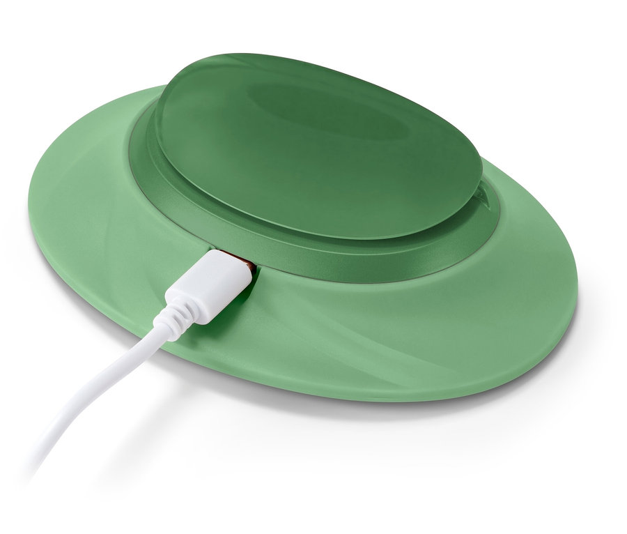 Zelená bezdrátová nabíječka s připojeným bílým USB-C kabelem.