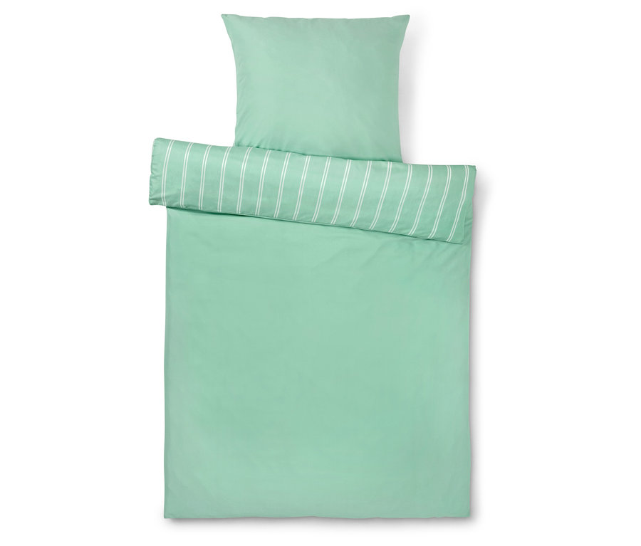 Světle zelené povlečení s bílými pruhy a polštář nahoře.