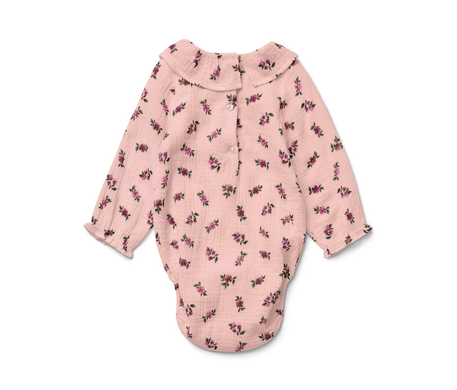 Růžové mušelínové body pro miminka s květinovým potiskem.