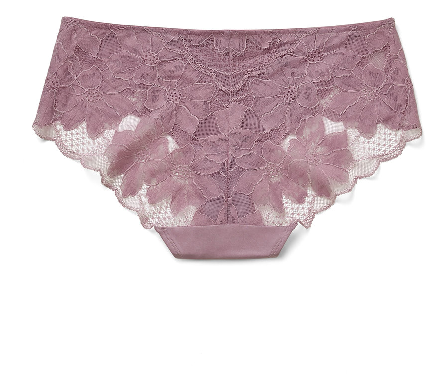 Fialové krajkové kalhotky s květinovým vzorem.