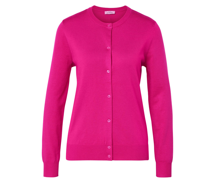 Růžový pletený kabátek s knoflíky zobrazený na bílém pozadí.