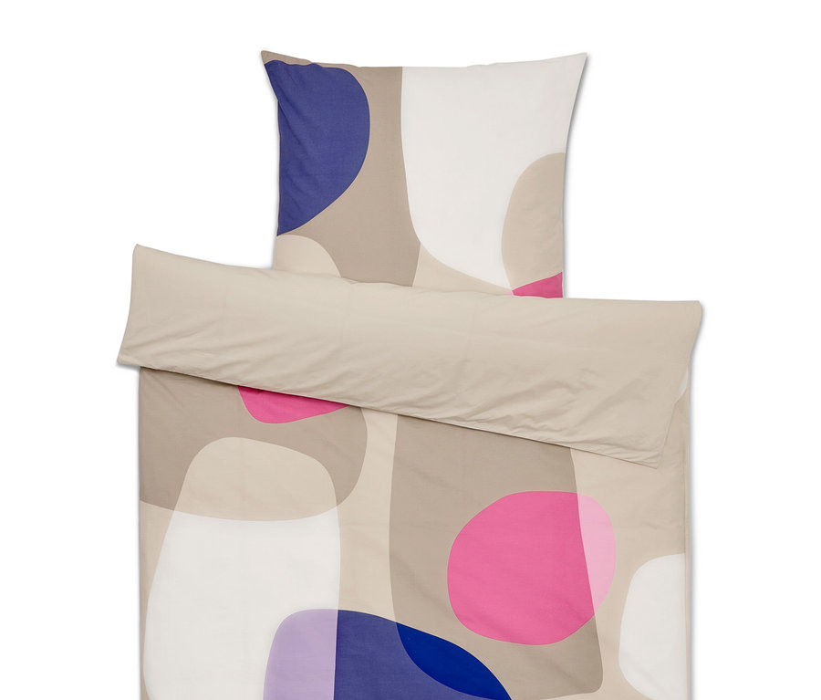 Ložní prádlo s abstraktními tvary v modré, růžové, béžové a bílé barvě.