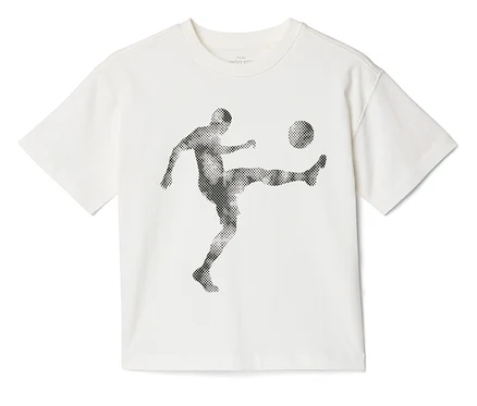 Bílé tričko s ilustrací fotbalisty kopajícího do míče.