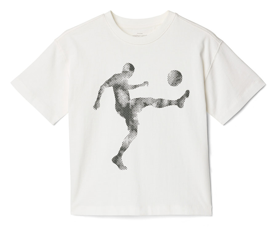 Bílé tričko s ilustrací fotbalisty kopajícího do míče.