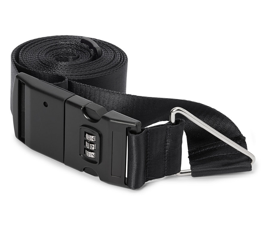 Černý popruh na zavazadla s číselným zámkem a stříbrnou sponou, srolovaný na bílém pozadí.