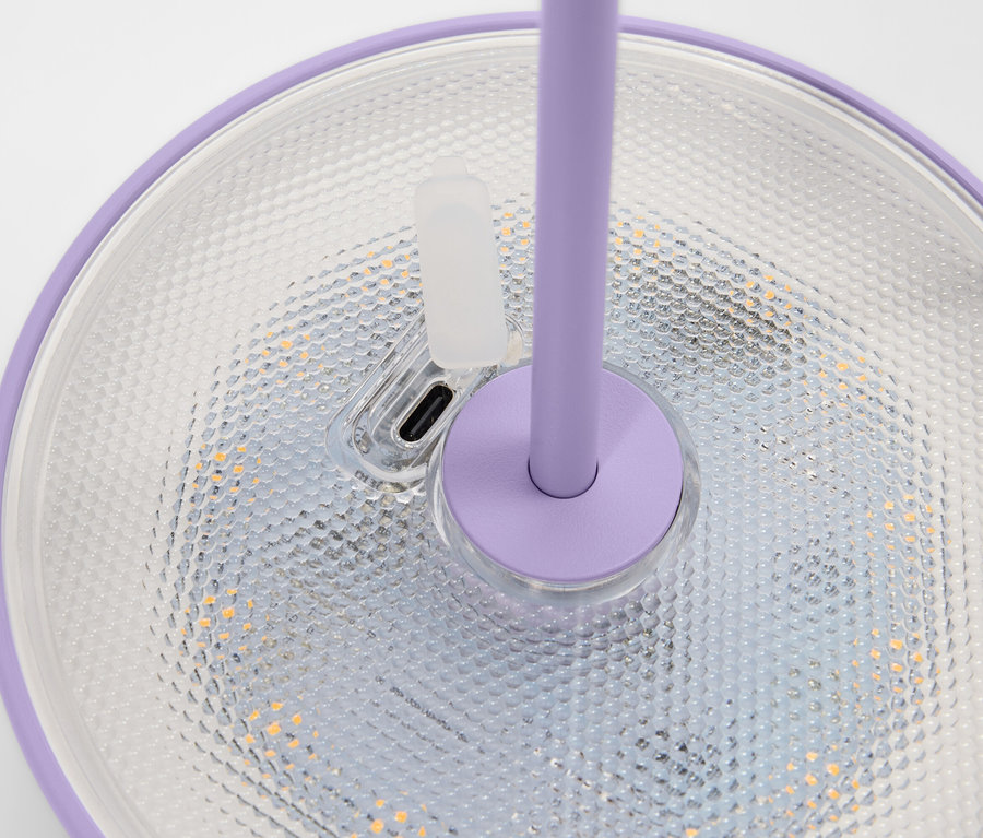 Detail fialové lampy s LED světly a USB portem na bílém pozadí.