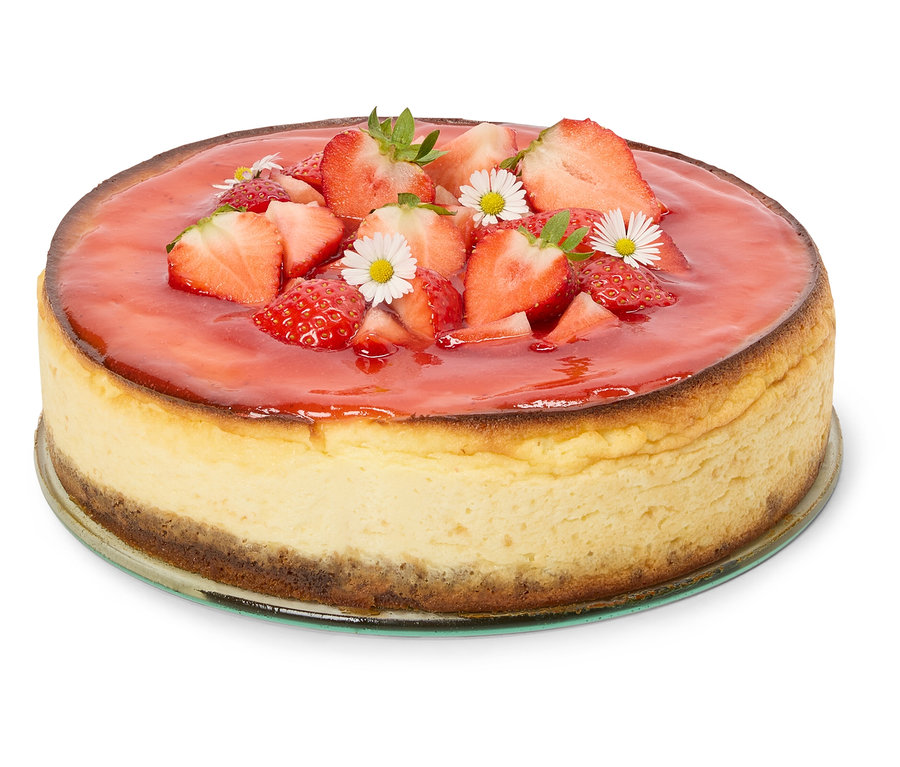 Jahodový cheesecake s jahodami a sedmikráskami.