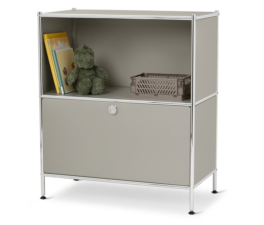 Šedá skříňka s hračkami a knihami v otevřené polici.