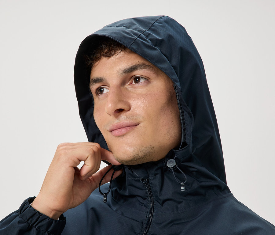 Muž s kapucí, který tahá za šňůrky.