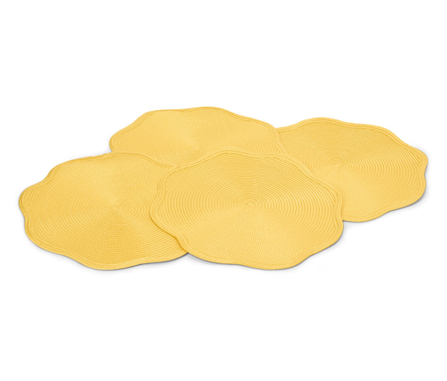 Čtyři žluté, kulaté prostírání s vlnitým okrajem leží na sobě.
