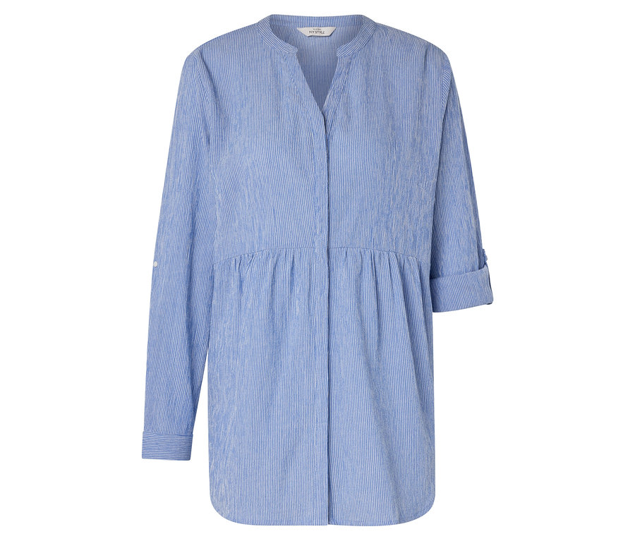 Modro-bílé pruhované košilové šaty s výstřihem do V a dlouhými rukávy.