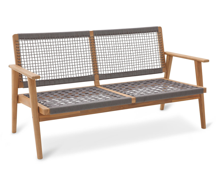 Dřevěná pohovka se šedou lanovou sítí stojí na bílém pozadí.