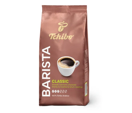 Balení mleté kávy Tchibo Barista Classic s obrázkem šálku kávy.