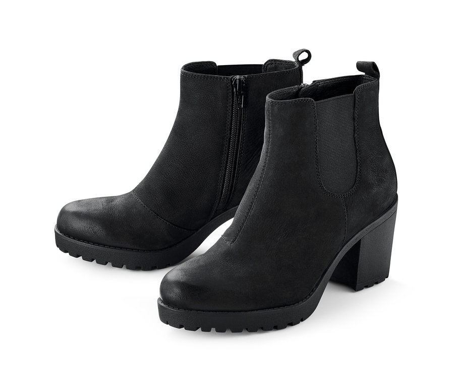 Dvoje kožené kotníčkové boty na podpatku, jedny se zipem.