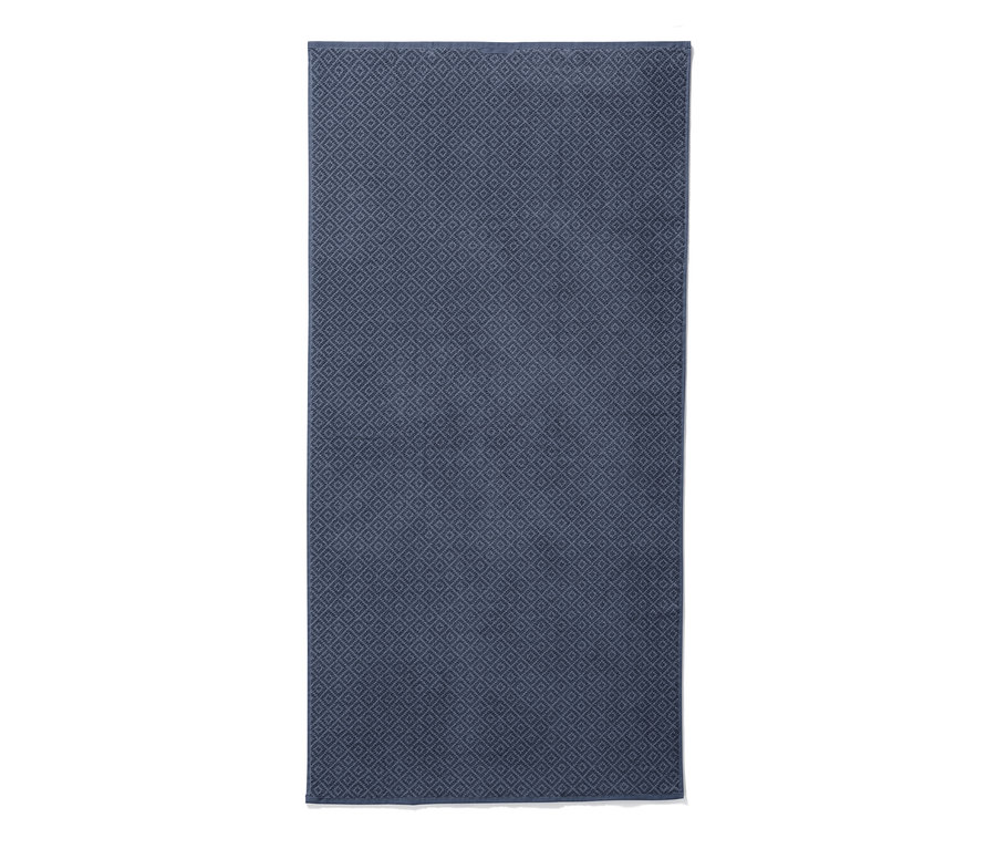 Modrá žakárová osuška s geometrickým vzorem.