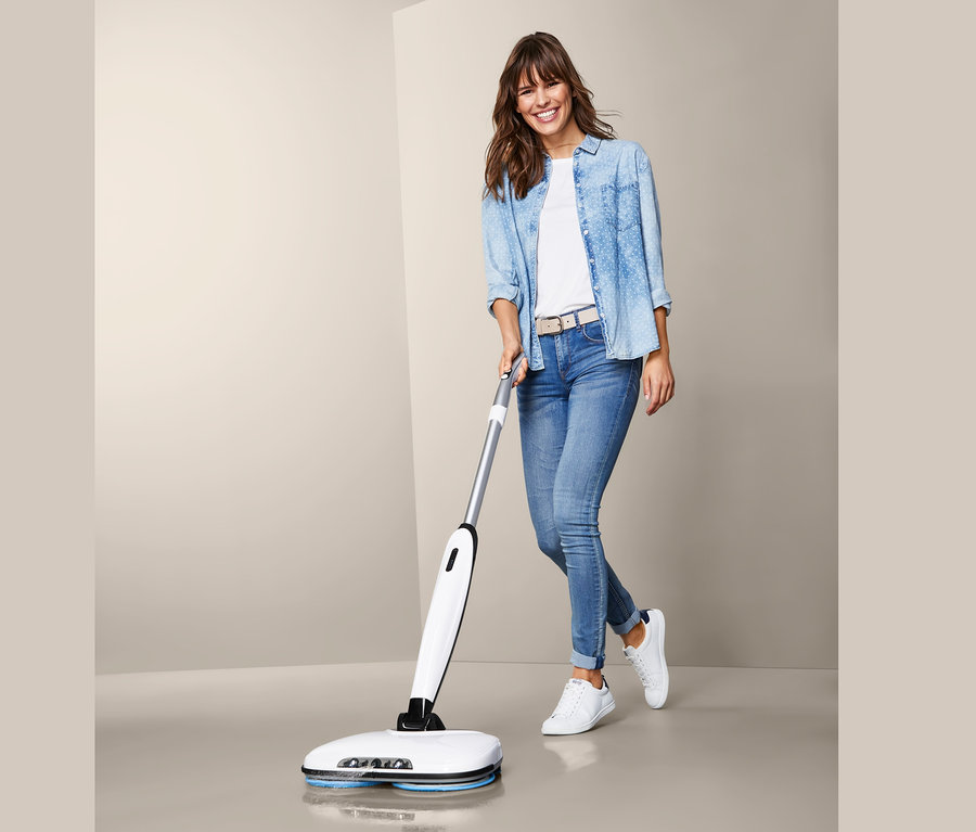 Žena používá elektrický podlahový mop.