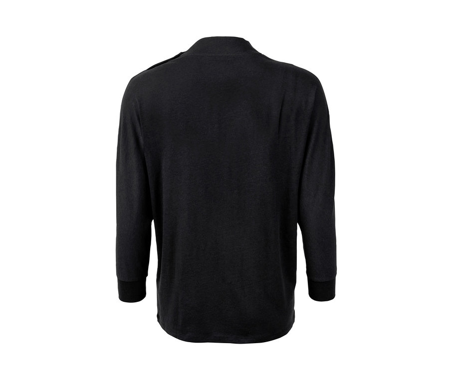 Detailní záběr na černé triko s netopýřími rukávy a knoflíky.