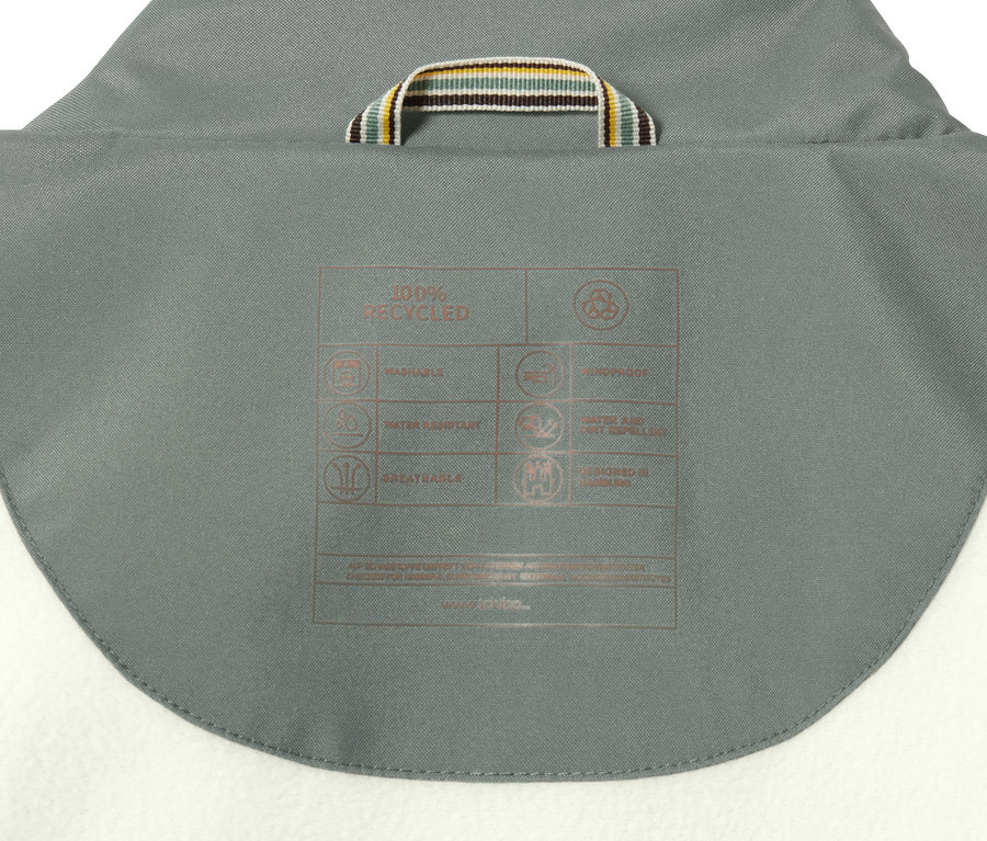 Detail kapuce Parka do deště se štítkem s vlastnostmi produktu.