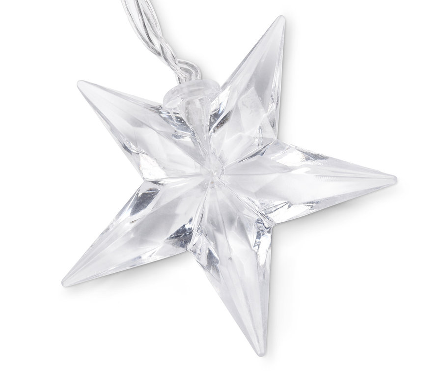 Detail solárního světelného řetězu s jednou průhlednou hvězdou.